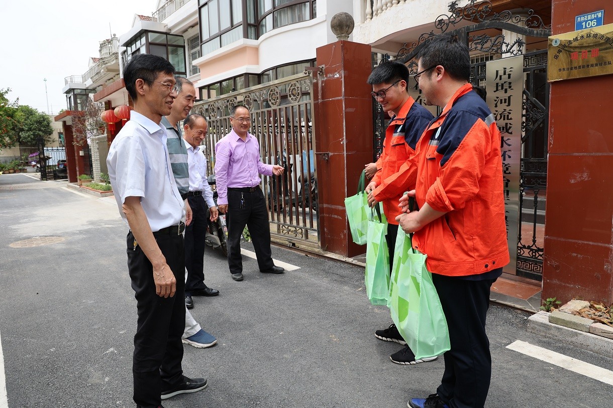 03胡郡副局長(zhǎng)為一線職工送上慰問(wèn)品.JPG